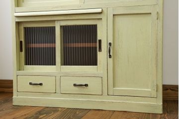 アンティーク家具　アンティークペイント 小振りなモールガラス食器棚(キャビネット)