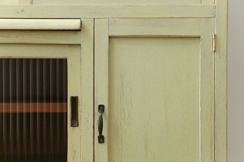 アンティーク家具　アンティークペイント 小振りなモールガラス食器棚(キャビネット)