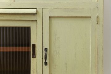 アンティーク家具　アンティークペイント 小振りなモールガラス食器棚(キャビネット)