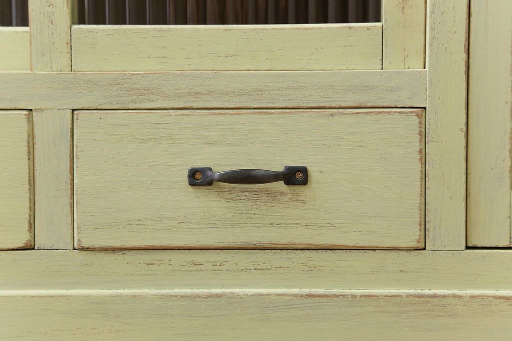 アンティーク家具　アンティークペイント 小振りなモールガラス食器棚(キャビネット)