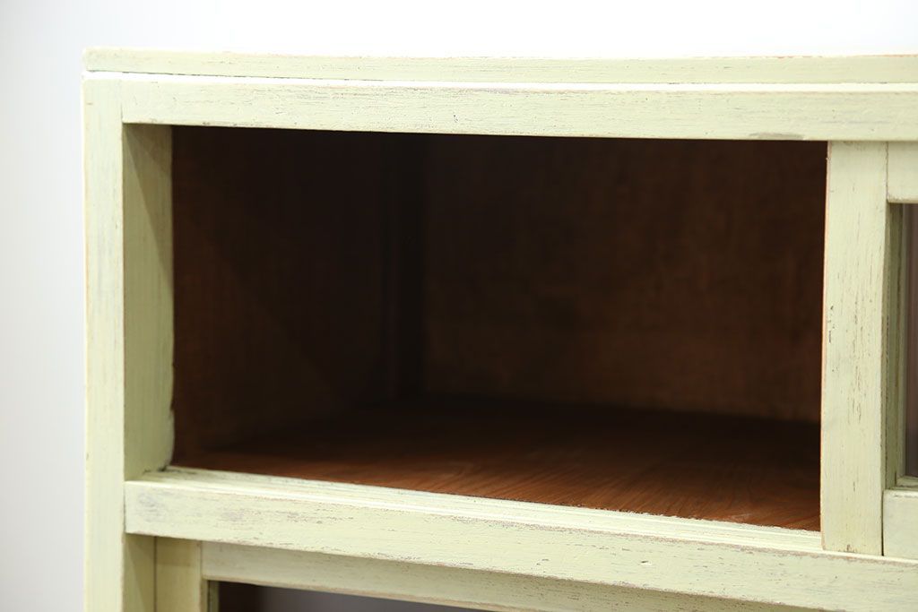 アンティーク家具　アンティークペイント 小振りなモールガラス食器棚(キャビネット)