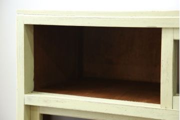 アンティーク家具　アンティークペイント 小振りなモールガラス食器棚(キャビネット)