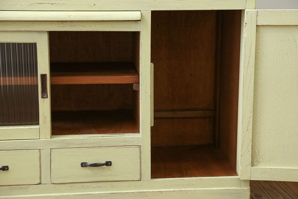 アンティーク家具　アンティークペイント 小振りなモールガラス食器棚(キャビネット)