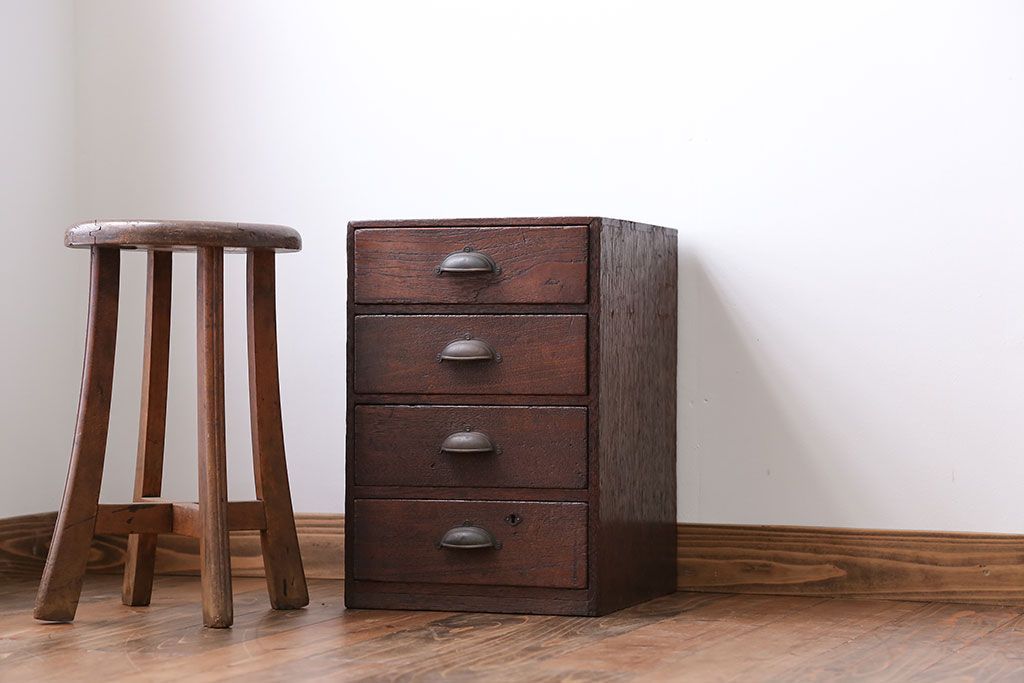 アンティーク家具　アンティーク 古い木の使い込まれた4杯小引き出し