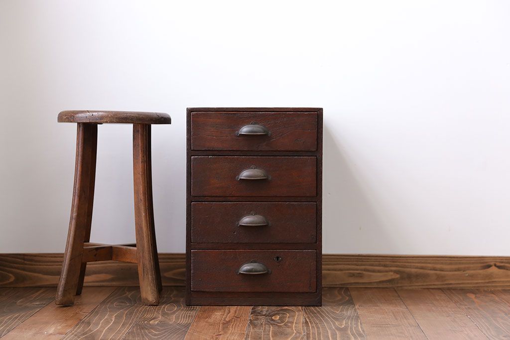 アンティーク家具　アンティーク 古い木の使い込まれた4杯小引き出し