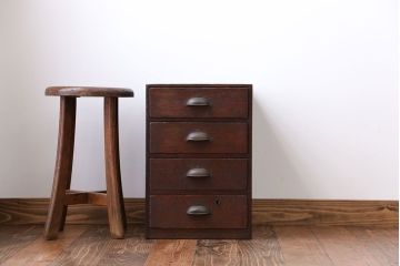 アンティーク家具　アンティーク 古い木の使い込まれた4杯小引き出し