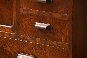 アンティーク家具　アンティーク 前面欅材の小振りな茶箪笥(引き戸なし)