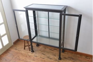 アンティーク家具　アンティークペイント 6面ガラスのケビント(ショーケース、ガラスケース)