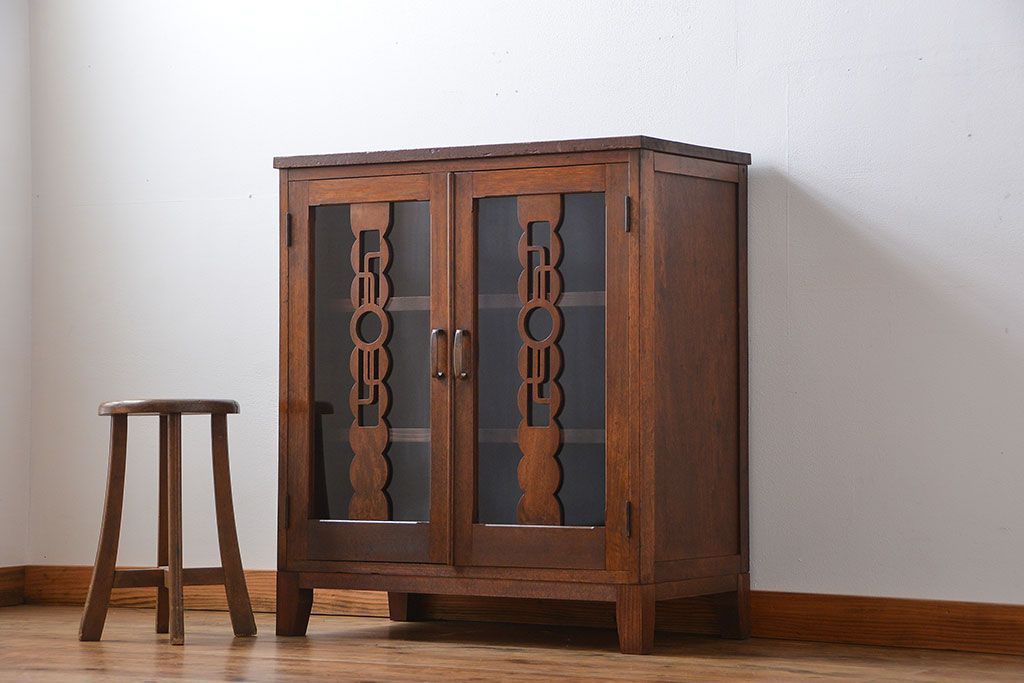 レトロ家具　アンティーク レトロなデザインの脚付き収納棚(キャビネット)