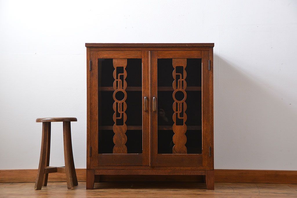 レトロ家具　アンティーク レトロなデザインの脚付き収納棚(キャビネット)