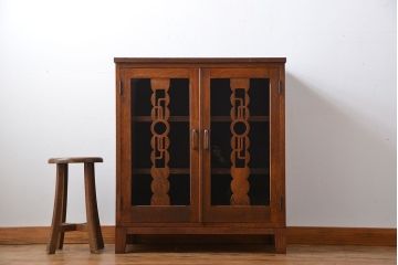 レトロ家具　アンティーク レトロなデザインの脚付き収納棚(キャビネット)