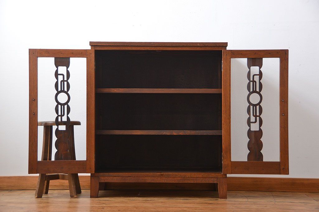 レトロ家具　アンティーク レトロなデザインの脚付き収納棚(キャビネット)