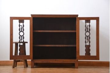 レトロ家具　アンティーク レトロなデザインの脚付き収納棚(キャビネット)