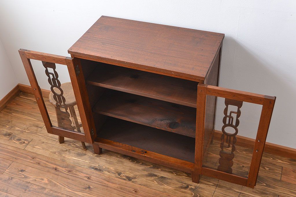 レトロ家具　アンティーク レトロなデザインの脚付き収納棚(キャビネット)