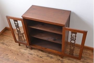 レトロ家具　アンティーク レトロなデザインの脚付き収納棚(キャビネット)