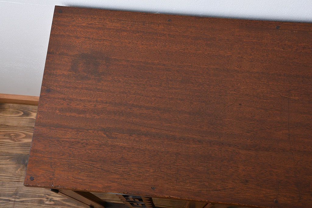 レトロ家具　アンティーク レトロなデザインの脚付き収納棚(キャビネット)