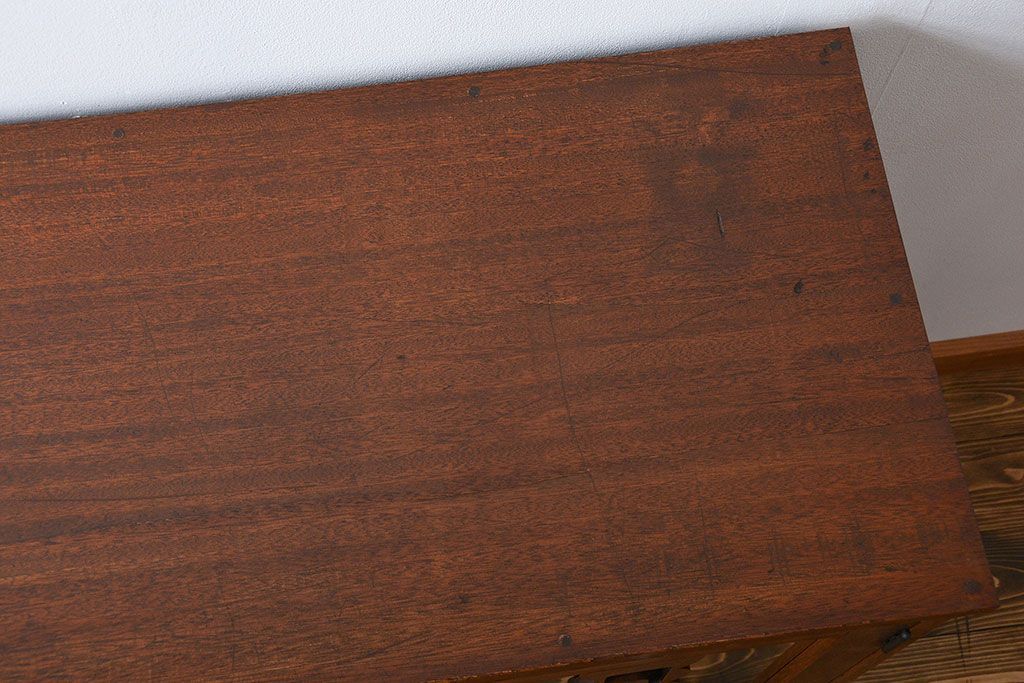 レトロ家具　アンティーク レトロなデザインの脚付き収納棚(キャビネット)