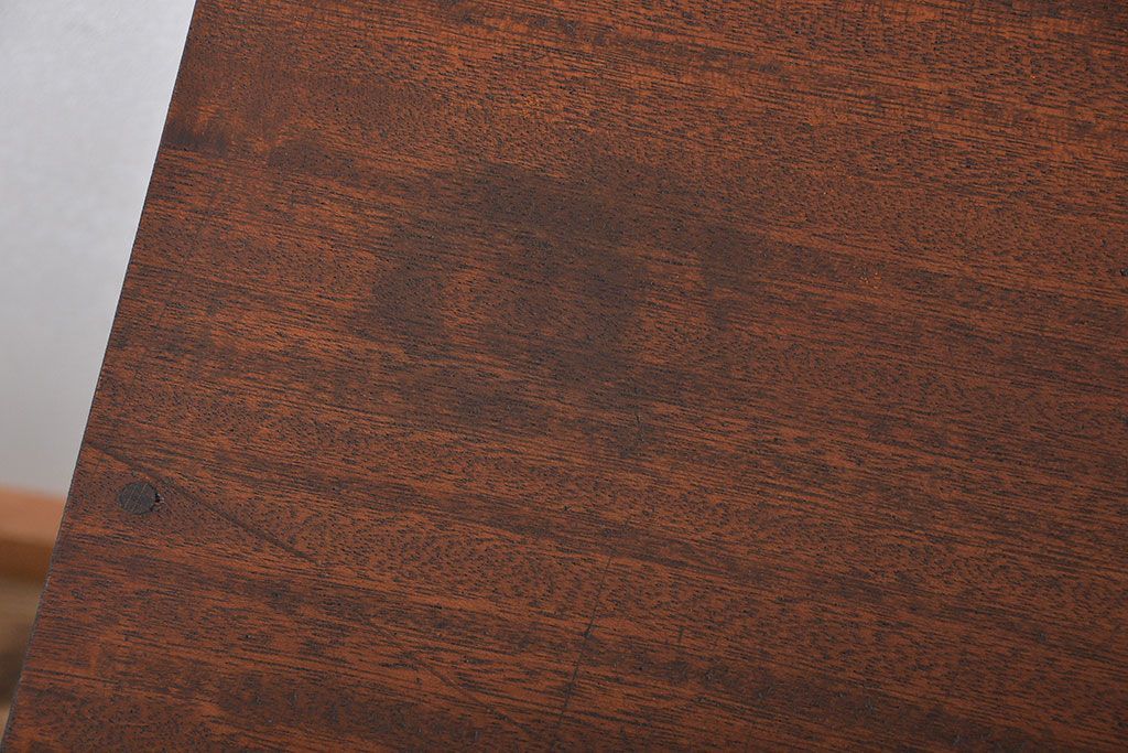 レトロ家具　アンティーク レトロなデザインの脚付き収納棚(キャビネット)