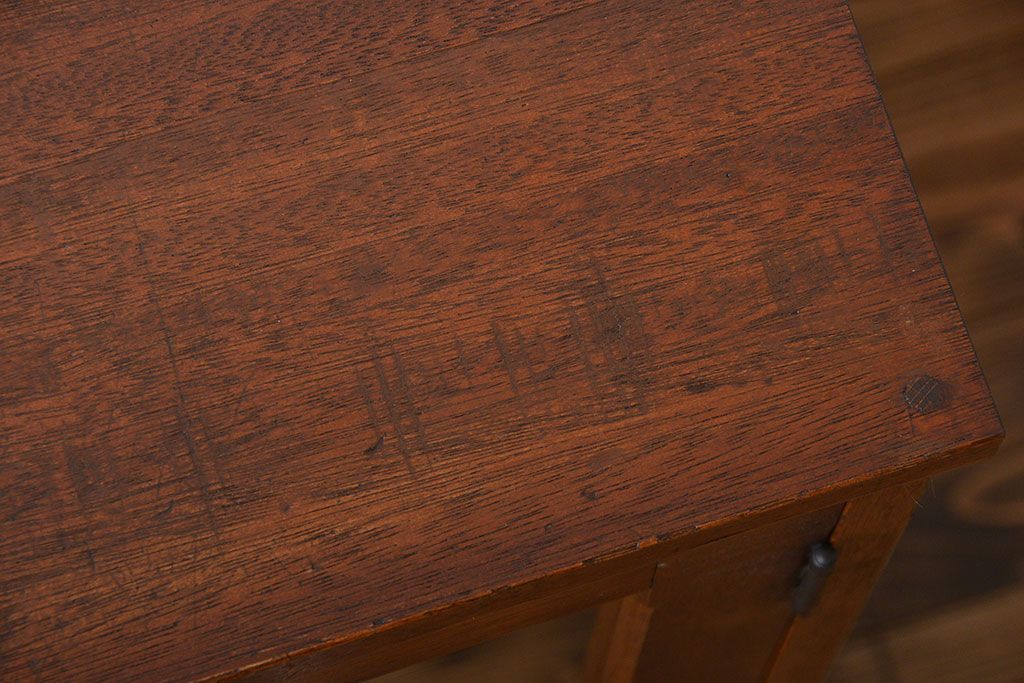 レトロ家具　アンティーク レトロなデザインの脚付き収納棚(キャビネット)