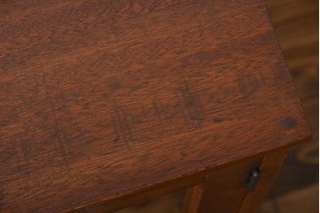 レトロ家具　アンティーク レトロなデザインの脚付き収納棚(キャビネット)