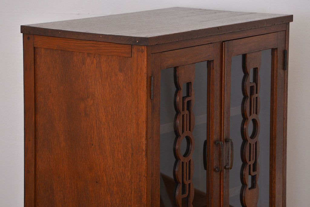 レトロ家具　アンティーク レトロなデザインの脚付き収納棚(キャビネット)