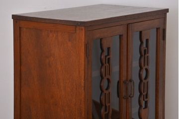 レトロ家具　アンティーク レトロなデザインの脚付き収納棚(キャビネット)