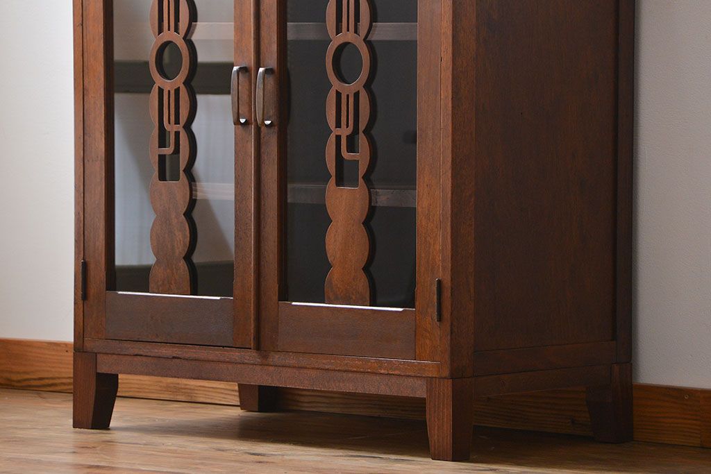 レトロ家具　アンティーク レトロなデザインの脚付き収納棚(キャビネット)