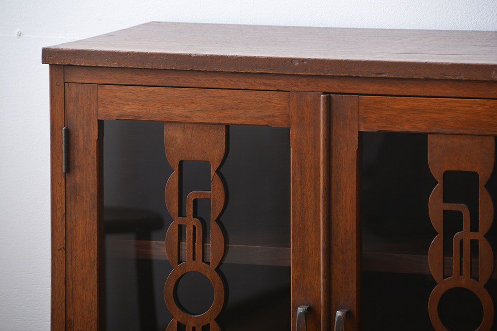 レトロ家具　アンティーク レトロなデザインの脚付き収納棚(キャビネット)