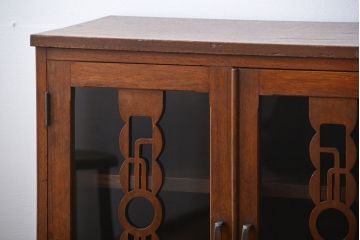 レトロ家具　アンティーク レトロなデザインの脚付き収納棚(キャビネット)