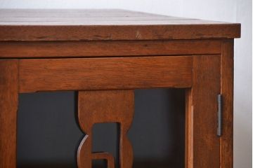 レトロ家具　アンティーク レトロなデザインの脚付き収納棚(キャビネット)