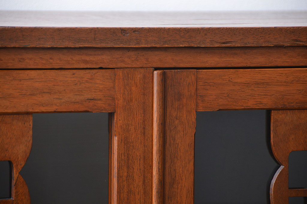 レトロ家具　アンティーク レトロなデザインの脚付き収納棚(キャビネット)