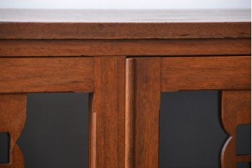 レトロ家具　アンティーク レトロなデザインの脚付き収納棚(キャビネット)