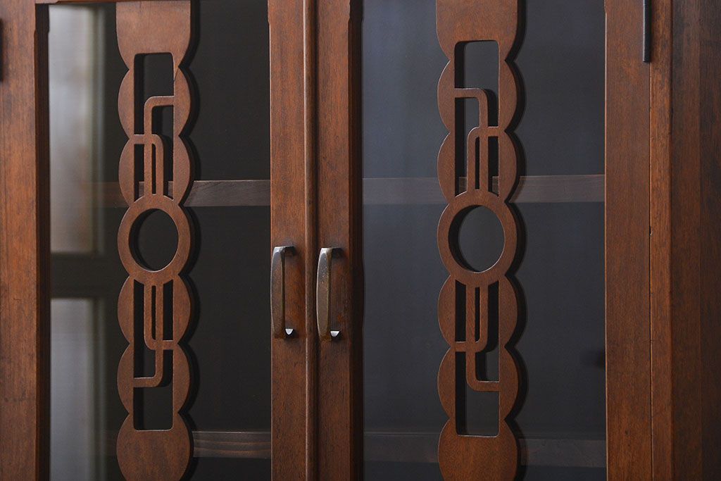 レトロ家具　アンティーク レトロなデザインの脚付き収納棚(キャビネット)