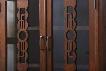 レトロ家具　アンティーク レトロなデザインの脚付き収納棚(キャビネット)