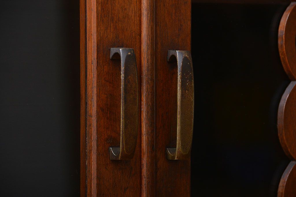 レトロ家具　アンティーク レトロなデザインの脚付き収納棚(キャビネット)