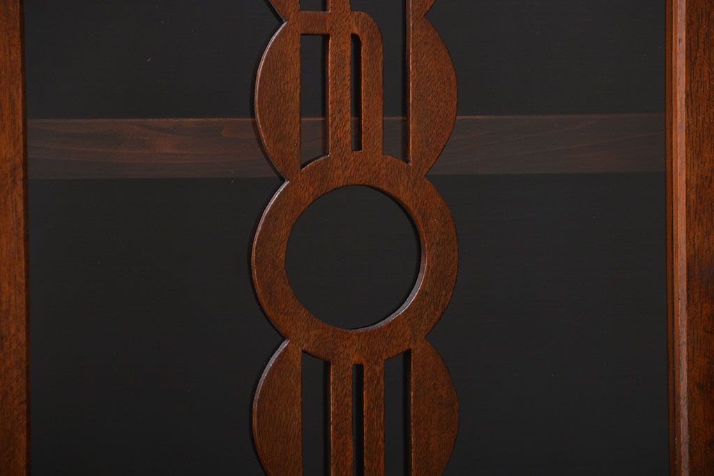 レトロ家具　アンティーク レトロなデザインの脚付き収納棚(キャビネット)