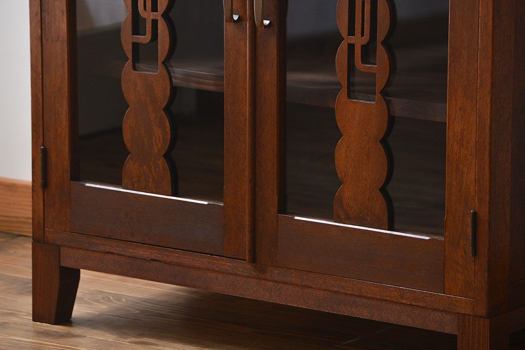 レトロ家具　アンティーク レトロなデザインの脚付き収納棚(キャビネット)