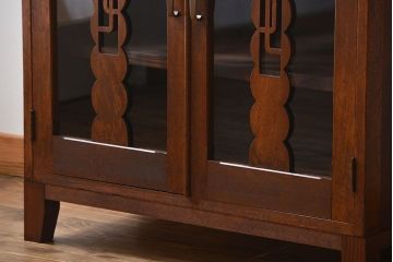 レトロ家具　アンティーク レトロなデザインの脚付き収納棚(キャビネット)
