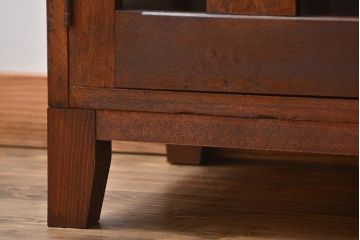 レトロ家具　アンティーク レトロなデザインの脚付き収納棚(キャビネット)