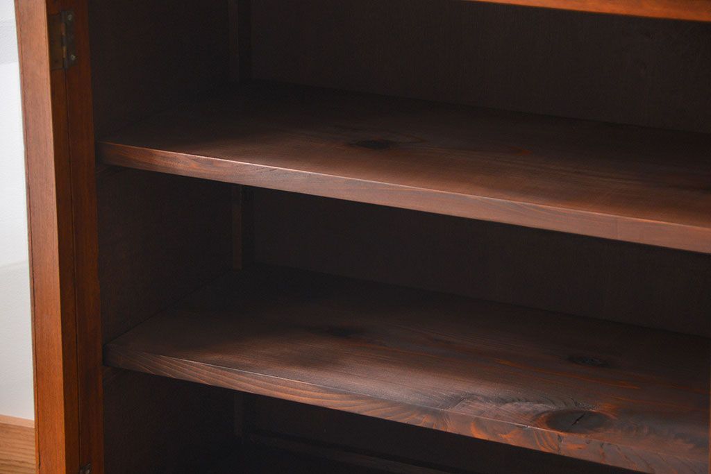 レトロ家具　アンティーク レトロなデザインの脚付き収納棚(キャビネット)