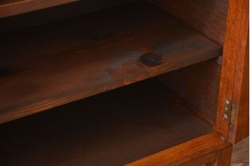 レトロ家具　アンティーク レトロなデザインの脚付き収納棚(キャビネット)