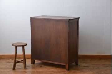 レトロ家具　アンティーク レトロなデザインの脚付き収納棚(キャビネット)