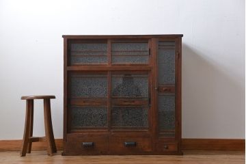 アンティーク家具　アンティーク 結霜ガラス入りの引き出し付き収納棚(食器棚)