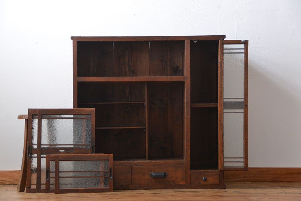 アンティーク家具　アンティーク 結霜ガラス入りの引き出し付き収納棚(食器棚)