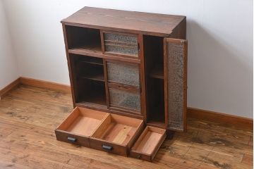 アンティーク家具　アンティーク 結霜ガラス入りの引き出し付き収納棚(食器棚)