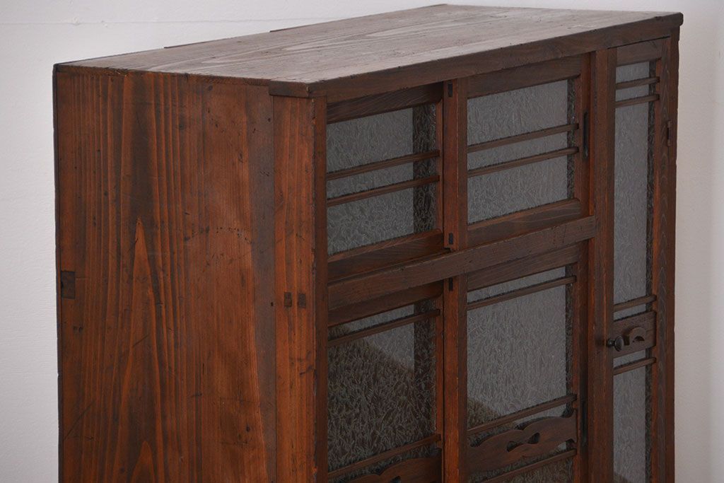 アンティーク家具　アンティーク 結霜ガラス入りの引き出し付き収納棚(食器棚)