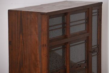 アンティーク家具　アンティーク 結霜ガラス入りの引き出し付き収納棚(食器棚)