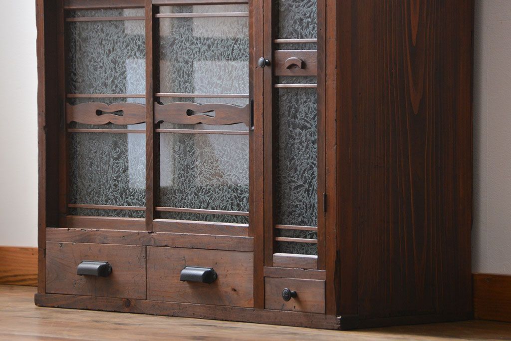 アンティーク家具　アンティーク 結霜ガラス入りの引き出し付き収納棚(食器棚)