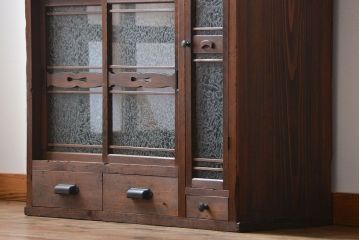 アンティーク家具　アンティーク 結霜ガラス入りの引き出し付き収納棚(食器棚)