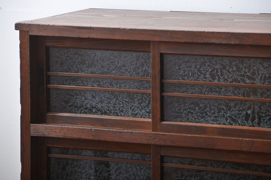 アンティーク家具　アンティーク 結霜ガラス入りの引き出し付き収納棚(食器棚)